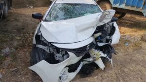 शादी से लौट रहे युवकों की कार गड्ढे में पलटी, एक की मौत और दो घायल; हाथरस में हुआ हादसा