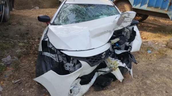 शादी से लौट रहे युवकों की कार गड्ढे में पलटी, एक की मौत और दो घायल; हाथरस में हुआ हादसा