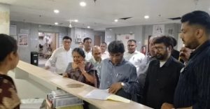 नोएडा जिला अस्पताल में गंदगी पर भड़के स्वास्थ्य निदेशक, सीएमओ-सीएमएस को दिए कड़े निर्देश