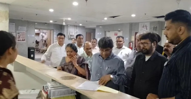 नोएडा जिला अस्पताल में गंदगी पर भड़के स्वास्थ्य निदेशक, सीएमओ-सीएमएस को दिए कड़े निर्देश