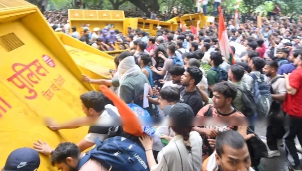 CJP Parliament March : जंतर-मंतर पर प्रदर्शनकारियों पर छोड़े आंसू गैस के गोले, संसद भवन के गेट बंद