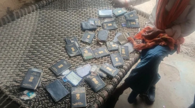 मीरजापुर में मछुआरों के जाल में मछली की जगह फंसी पासपोर्ट से भरी बोरी, कहानी इसके आगे बड़ी रोचक है